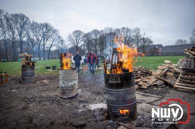 Al jaren sluit een vriendengroep aan de Scholtensteeg in Doornspijk het jaar af met carbidschieten met melkbussen - © NWVFoto.nl
