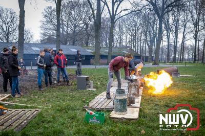 Al jaren sluit een vriendengroep aan de Scholtensteeg in Doornspijk het jaar af met carbidschieten met melkbussen - © NWVFoto.nl