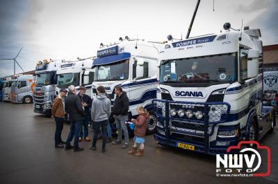 Truckshow zet maar op de bult op de boerderij van Jan Bakker aan de Hondweg in Dronten. - © NWVFoto.nl