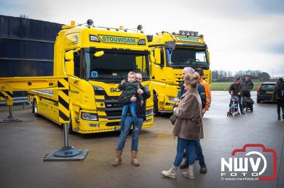 Truckshow zet maar op de bult op de boerderij van Jan Bakker aan de Hondweg in Dronten. - © NWVFoto.nl