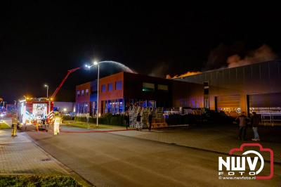 Grote brand bij een bedrijf aan de Moerasstraat in Elburg trekt veel bekijks door grote inzet van brandweer. - © NWVFoto.nl