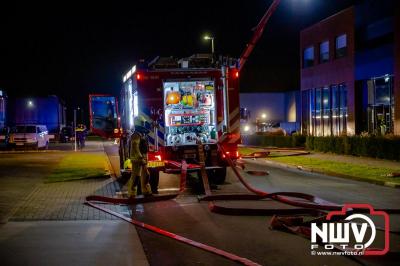 Grote brand bij een bedrijf aan de Moerasstraat in Elburg trekt veel bekijks door grote inzet van brandweer. - © NWVFoto.nl