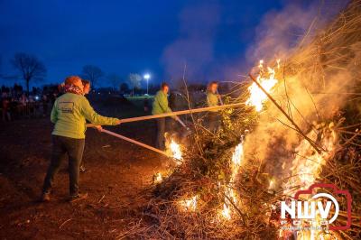 Paasbult Oosterwolde onder grote belangstelling in de brand gestoken.  - © NWVFoto.nl