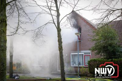 Enorme rook ontwikkeling tijdens slaapkamerbrand 't Harde, bewoners kunnen zichzelf in veiligheid brengen. - © NWVFoto.nl