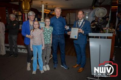 Oorkonde en zilveren penning voor Willem van Norel na toekenning Ereburgerschap door de gemeente Elburg. - © NWVFoto.nl