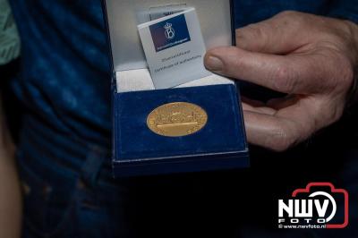 Oorkonde en zilveren penning voor Willem van Norel na toekenning Ereburgerschap door de gemeente Elburg. - © NWVFoto.nl