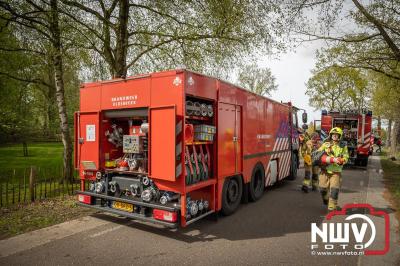 Middelbrand voor brand in coniferen haag tussen twee woonboerderijen met rietenkap in Oosterwolde (gld). - © NWVFoto.nl