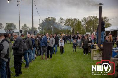 De verlichte kleibaan bij Loonbedrijf van de Put was vrijdagavond het toneel voor de Test Trekker Trek, en het woeste gebrul van de pk's. - © NWVFoto.nl
