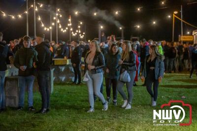 De verlichte kleibaan bij Loonbedrijf van de Put was vrijdagavond het toneel voor de Test Trekker Trek, en het woeste gebrul van de pk's. - © NWVFoto.nl