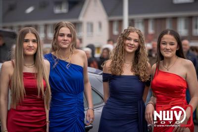Gala-avond 2024 Nuborgh College Oostenlicht Elburg trekt ondanks motregen veel bekijks. - © NWVFoto.nl