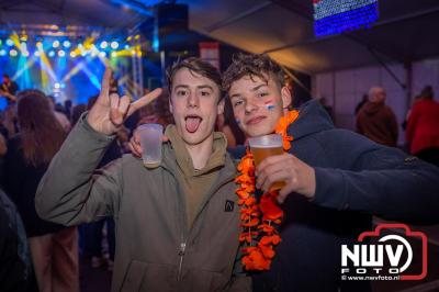 Mooi Wark, Høken met de Heinoos en DJ Martijn Westerink zetten de tent met koningsnacht op zijn kop tijdens de Boerenrockavond 2024 in Oldebroek. - © NWVFoto.nl