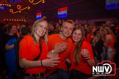 Mooi Wark, Høken met de Heinoos en DJ Martijn Westerink zetten de tent met koningsnacht op zijn kop tijdens de Boerenrockavond 2024 in Oldebroek. - © NWVFoto.nl