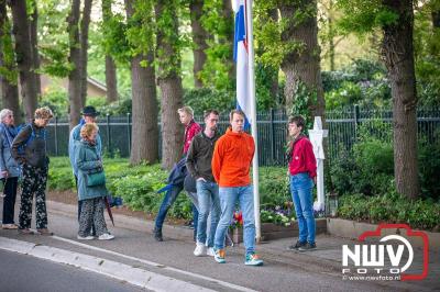 Het Gemeentebestuur Elburg en de Oranje Vereniging 't Harde leggen kransen bij het monument aan de Eperweg op 't Harde tijdens de Dodenherdenking. - © NWVFoto.nl