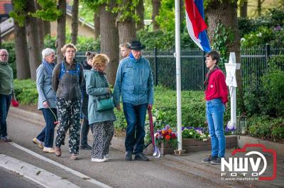 Het Gemeentebestuur Elburg en de Oranje Vereniging 't Harde leggen kransen bij het monument aan de Eperweg op 't Harde tijdens de Dodenherdenking. - © NWVFoto.nl