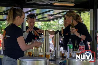 Het kleinschalige en intieme Vrijheid Festival aan de Tempelweg in Elburg, trekt veel bezoekers dankzij de prachtige weersomstandigheden en een indrukwekkende line-up. - © NWVFoto.nl