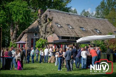 Het kleinschalige en intieme Vrijheid Festival aan de Tempelweg in Elburg, trekt veel bezoekers dankzij de prachtige weersomstandigheden en een indrukwekkende line-up. - © NWVFoto.nl
