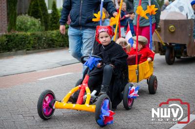  Op 6 mei trokken versierde fietsen, skelters en karren in een kleurrijke stoet door Oosterwolde tijdens de bevrijdingsoptocht. - © NWVFoto.nl