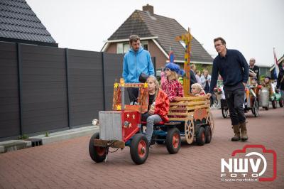  Op 6 mei trokken versierde fietsen, skelters en karren in een kleurrijke stoet door Oosterwolde tijdens de bevrijdingsoptocht. - © NWVFoto.nl