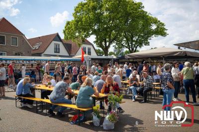 Ideale weersomstandigheden zorgen voor grote drukte op de Pinkstermarkt en terrassen in Elburg. - © NWVFoto.nl