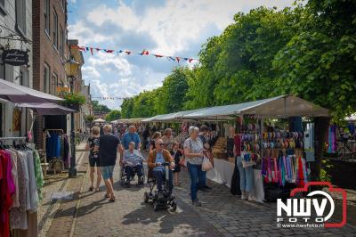 Ideale weersomstandigheden zorgen voor grote drukte op de Pinkstermarkt en terrassen in Elburg. - © NWVFoto.nl