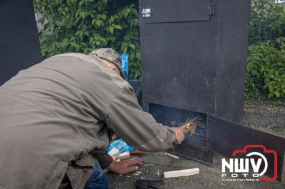 Negenentwintig deelnemers streden zaterdag voor de best gerookte paling op Noordeinde. - © NWVFoto.nl