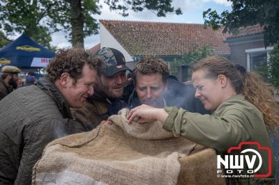 Negenentwintig deelnemers streden zaterdag voor de best gerookte paling op Noordeinde. - © NWVFoto.nl