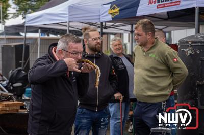 Negenentwintig deelnemers streden zaterdag voor de best gerookte paling op Noordeinde. - © NWVFoto.nl