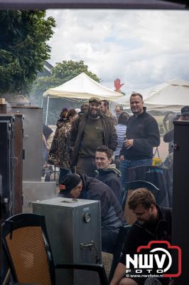 Negenentwintig deelnemers streden zaterdag voor de best gerookte paling op Noordeinde. - © NWVFoto.nl