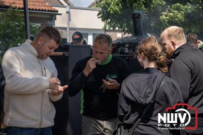 Negenentwintig deelnemers streden zaterdag voor de best gerookte paling op Noordeinde. - © NWVFoto.nl