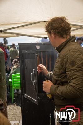 Negenentwintig deelnemers streden zaterdag voor de best gerookte paling op Noordeinde. - © NWVFoto.nl