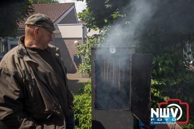 Negenentwintig deelnemers streden zaterdag voor de best gerookte paling op Noordeinde. - © NWVFoto.nl