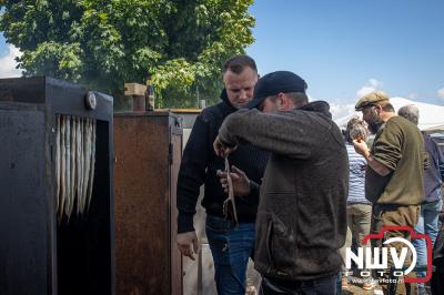 Negenentwintig deelnemers streden zaterdag voor de best gerookte paling op Noordeinde. - © NWVFoto.nl