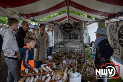 Traditioneel schapenscheren en markt tijdens het schaapscheerdersfeest bij de schaapskooi in Elspeet. - © NWVFoto.nl