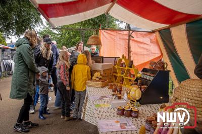 Traditioneel schapenscheren en markt tijdens het schaapscheerdersfeest bij de schaapskooi in Elspeet. - © NWVFoto.nl