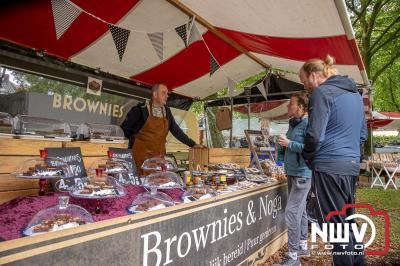 Traditioneel schapenscheren en markt tijdens het schaapscheerdersfeest bij de schaapskooi in Elspeet. - © NWVFoto.nl