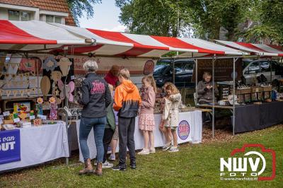 Traditioneel schapenscheren en markt tijdens het schaapscheerdersfeest bij de schaapskooi in Elspeet. - © NWVFoto.nl