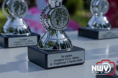 De eerste A. Vogelloop vond plaats onder prachtige weersomstandigheden, waarbij de deelnemers door de Vogeltuin en over het landgoed Zwaluwenburg in 't Harde liepen. - © NWVFoto.nl