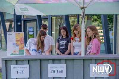 De eerste A. Vogelloop vond plaats onder prachtige weersomstandigheden, waarbij de deelnemers door de Vogeltuin en over het landgoed Zwaluwenburg in 't Harde liepen. - © NWVFoto.nl