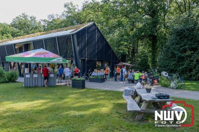 De eerste A. Vogelloop vond plaats onder prachtige weersomstandigheden, waarbij de deelnemers door de Vogeltuin en over het landgoed Zwaluwenburg in 't Harde liepen. - © NWVFoto.nl