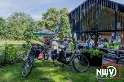 De eerste A. Vogelloop vond plaats onder prachtige weersomstandigheden, waarbij de deelnemers door de Vogeltuin en over het landgoed Zwaluwenburg in 't Harde liepen. - © NWVFoto.nl