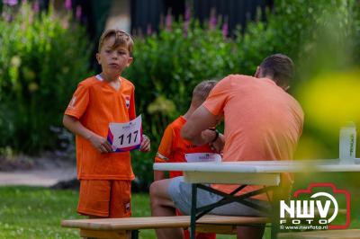 De eerste A. Vogelloop vond plaats onder prachtige weersomstandigheden, waarbij de deelnemers door de Vogeltuin en over het landgoed Zwaluwenburg in 't Harde liepen. - © NWVFoto.nl