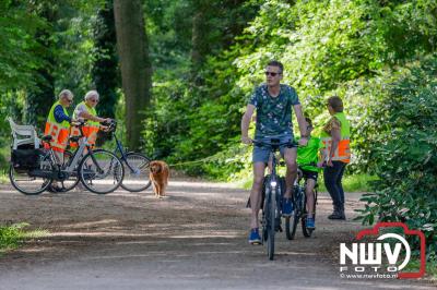 De eerste A. Vogelloop vond plaats onder prachtige weersomstandigheden, waarbij de deelnemers door de Vogeltuin en over het landgoed Zwaluwenburg in 't Harde liepen. - © NWVFoto.nl