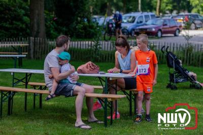 De eerste A. Vogelloop vond plaats onder prachtige weersomstandigheden, waarbij de deelnemers door de Vogeltuin en over het landgoed Zwaluwenburg in 't Harde liepen. - © NWVFoto.nl