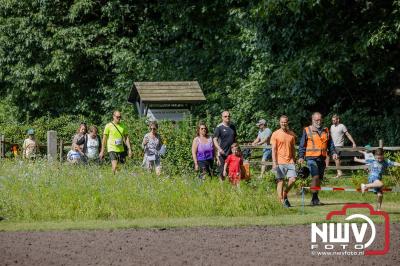 De eerste A. Vogelloop vond plaats onder prachtige weersomstandigheden, waarbij de deelnemers door de Vogeltuin en over het landgoed Zwaluwenburg in 't Harde liepen. - © NWVFoto.nl