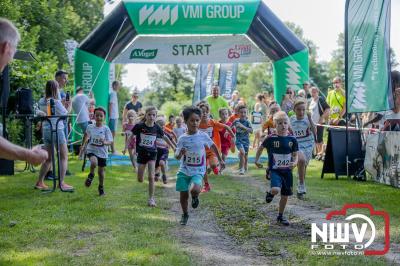 De eerste A. Vogelloop vond plaats onder prachtige weersomstandigheden, waarbij de deelnemers door de Vogeltuin en over het landgoed Zwaluwenburg in 't Harde liepen. - © NWVFoto.nl