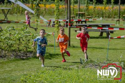 De eerste A. Vogelloop vond plaats onder prachtige weersomstandigheden, waarbij de deelnemers door de Vogeltuin en over het landgoed Zwaluwenburg in 't Harde liepen. - © NWVFoto.nl