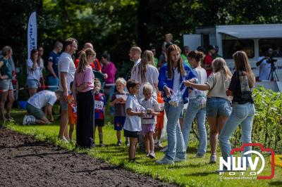 De eerste A. Vogelloop vond plaats onder prachtige weersomstandigheden, waarbij de deelnemers door de Vogeltuin en over het landgoed Zwaluwenburg in 't Harde liepen. - © NWVFoto.nl