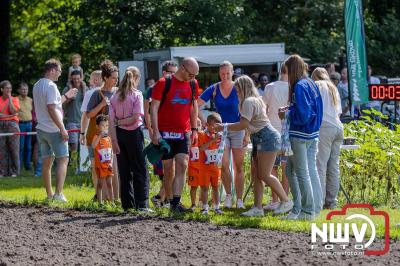 De eerste A. Vogelloop vond plaats onder prachtige weersomstandigheden, waarbij de deelnemers door de Vogeltuin en over het landgoed Zwaluwenburg in 't Harde liepen. - © NWVFoto.nl