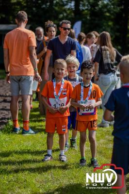 De eerste A. Vogelloop vond plaats onder prachtige weersomstandigheden, waarbij de deelnemers door de Vogeltuin en over het landgoed Zwaluwenburg in 't Harde liepen. - © NWVFoto.nl