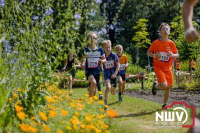 De eerste A. Vogelloop vond plaats onder prachtige weersomstandigheden, waarbij de deelnemers door de Vogeltuin en over het landgoed Zwaluwenburg in 't Harde liepen. - © NWVFoto.nl